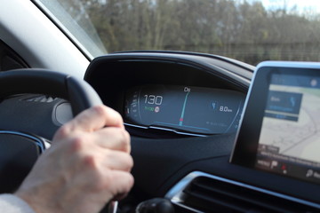 Le tableau de bord de voiture moderne. Vitesse 130 kmh.