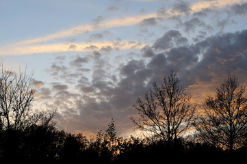 Wolkenhimmel bei Sonnenaufgang