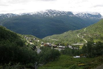 Fototapeta na wymiar Norwegia - wioska wśród gór w dolinie w okolicach Roldal