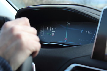 Le tableau de bord de voiture moderne. 110 kmh.