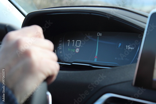 Le tableau de bord de voiture moderne. 110 kmh. stock photo and ... Spisestuebord 110