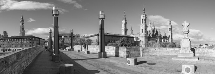 Naklejka premium Zaragoza - The panorama with the bridge Puente de Piedra and Basilica del Pilar in the morning light.