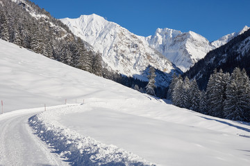 Sonnige Gipfel und Schatten im Tal - Blick ins winterliche Oytal bei Oberstdorf