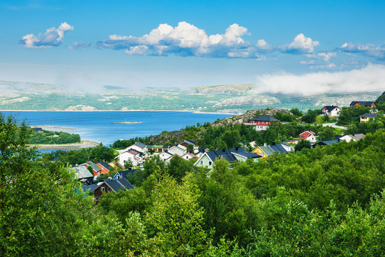 Blick auf Kirkenes am Varangerfjord in Norwegen