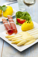 weißer Spargel mit Schinken auf einem Teller
