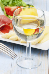 Weißwein mit Spargel