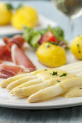 Weißwein mit Spargel