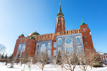 Obraz premium Cathedral Mosque in winter sunny day in Samara, Russia