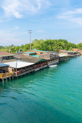 Fototapeta na wymiar Floating restaurants invite tourists to eat tasty seafood dishes.