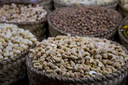 Almendras en una cesta de paja