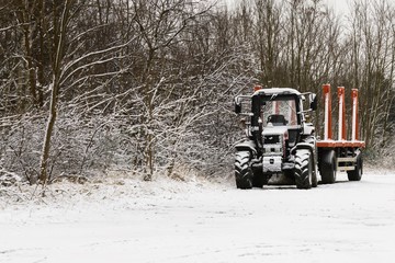 Ein Traktor nach einer verschneiten Nacht 