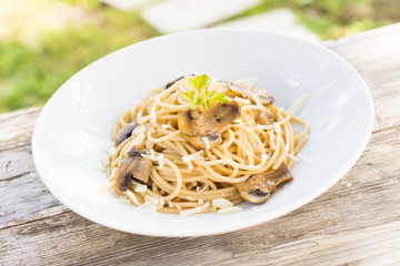 Spaghetti con funghi e parmigiano 