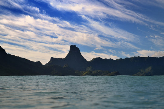 montagne de moorea depuis le lagon