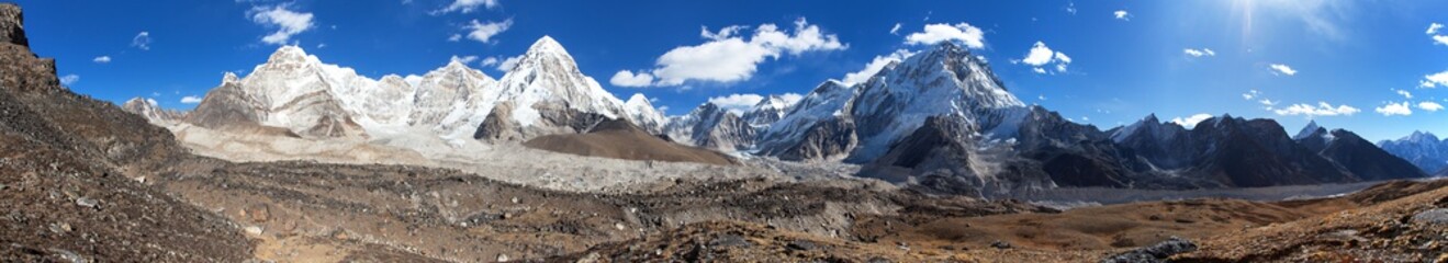 Fototapeta na wymiar Panorama of mount Everest and Pumori