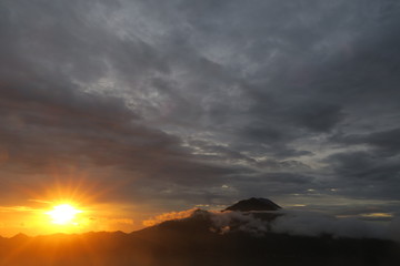 soleil volcan bali