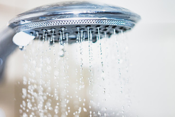Obraz na płótnie Canvas shower head with drops of water falling down