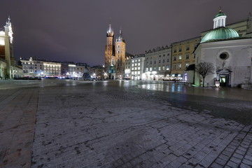 Nocny widok pięknego centrum satrego Krakowa, rynek, kościoły, zabytkowe kamienice dookoła rynku, zima © Wioletta