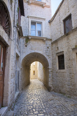 Fototapeta na wymiar cobblestone street with an arch passage in old town Split, Croatia