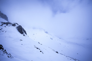 Fototapeta na wymiar Widok z górskiego szczytu na dolinę 