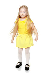 A little blonde in a yellow t-shirt.