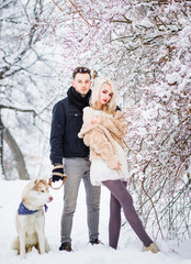 Obraz premium A charming couple stands near a bush