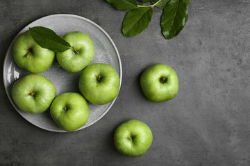 Fototapeta na wymiar Plate with fresh green apples on table