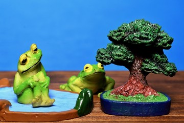 ミニチュアの盆栽と蛙と池