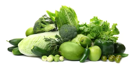 Photo sur Plexiglas Légumes Légumes verts et fruits sur fond blanc. Photographie culinaire