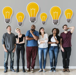 Peopl with lightbulb icon
