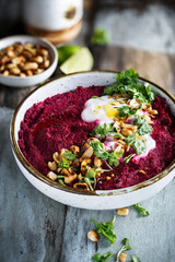 Houmous de Betteraves, Yaourt Grec, Cacahuètes et Coriandre, Nourriture Végétarienne