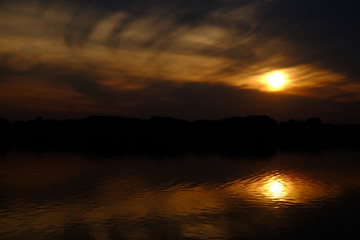 夕日　川　水面　反射