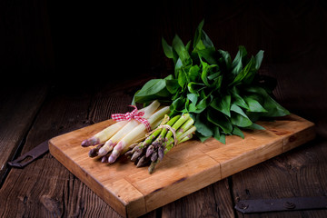 Bear's garlic with white and green asparagus