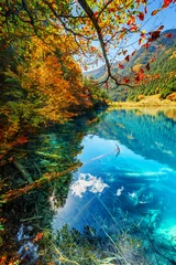 Afwasbaar Fotobehang Jeansblauw Fantastisch herfstlandschap. Geweldig meer met azuurblauw water