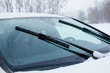 Car windshields with working wipers - obrazy, fototapety, plakaty