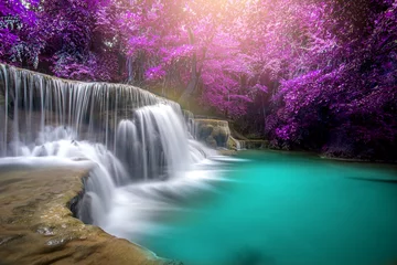  Huay Mae Kamin Waterfall, prachtige waterval in het regenwoud in de provincie Kanchanaburi, Thailand © Tawanboonnak