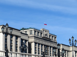 Fototapeta na wymiar Russian flag over the building of the State Duma (Russian Parliament) in Moscow 