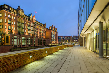 Fototapeta premium HafenCity Promenade am Brooktorhafen in Hamburg am Abend