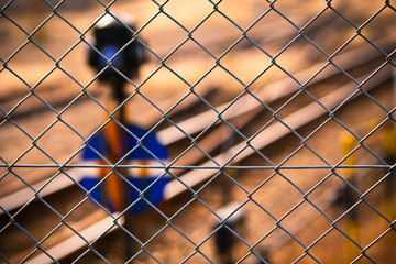 Fototapeta premium Tory kolejowe i sygnalizacja świetlna