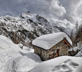 Roof of a chalet cowred with snow