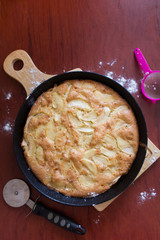 Шарлотка из яблок на доске 