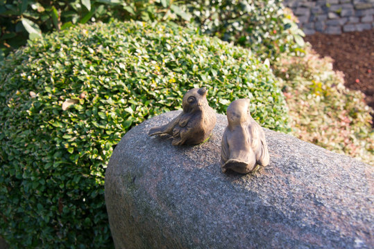 Zwei Spatzen auf dem Grabstein 