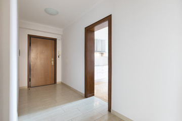 Obraz premium Empty corridor, clean white walls after renovation