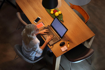 Architekt wnętrz projektuje na komputerze.
Modna młoda kobieta z białymi włosami pracuje przy komputerze w stylowym biurze.
 - obrazy, fototapety, plakaty