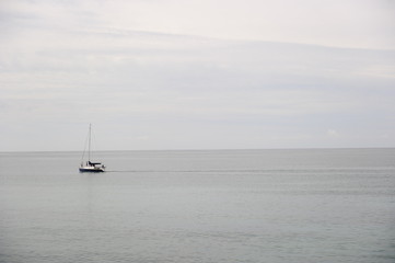 barca en el mar mediterraneo