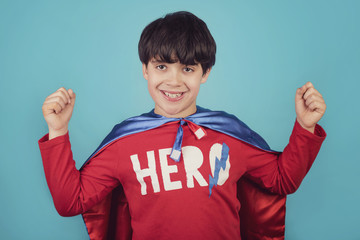 superhero. niño feliz disfrazado de superheroe