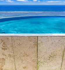  piscine à débordement avec vue sur lagon tropical 