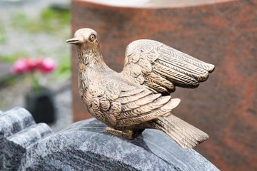 Taube auf einem Grabstein 