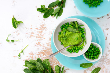 Green peas and mint refreshing green pesto