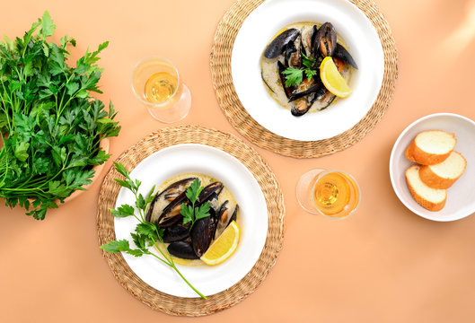 Mussels in creamy garlic and wine sauce served with white wine