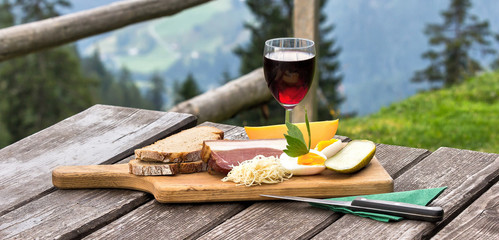 Einfache Brotzeit auf Berghütte
